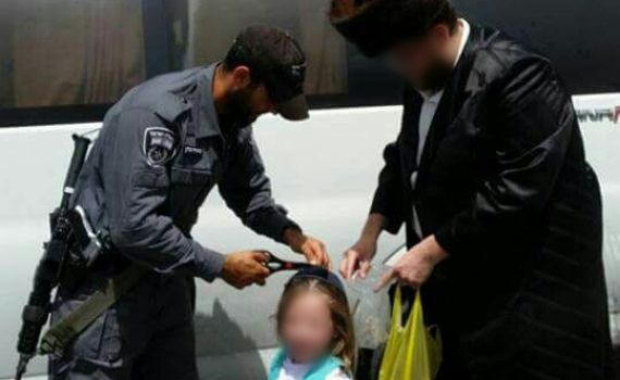 "אבא אני רוצה שגם השוטר יגזור את שיערי"