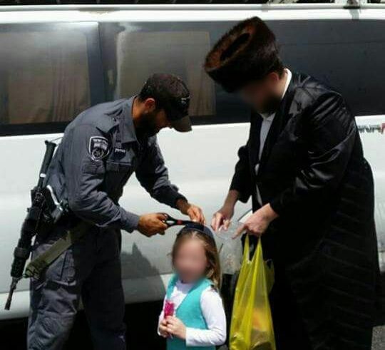 "אבא אני רוצה שגם השוטר יגזור את שיערי"