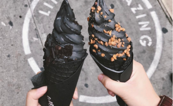 הזוי אבל להיט: גלידה שחורה- שמלבינה שיניים