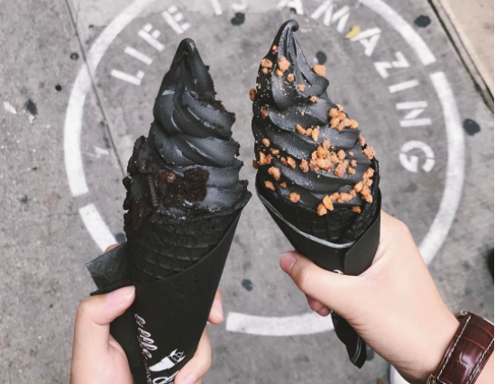 הזוי אבל להיט: גלידה שחורה- שמלבינה שיניים