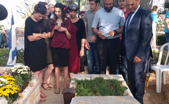 30 לאלחי טהרלב: "דמעות של כאב יורדות לי מהלב"