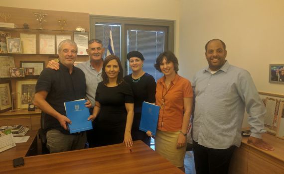 גילה גמליאל ממשיכה לתמוך במרכזי צעירים ביו"ש