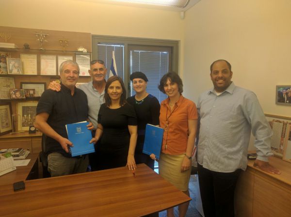 גילה גמליאל ממשיכה לתמוך במרכזי צעירים ביו"ש