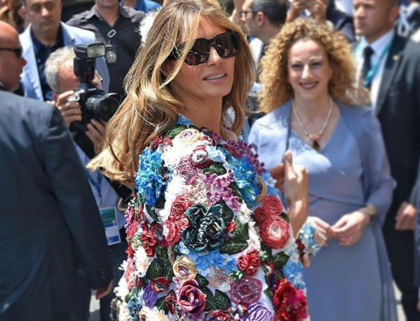 לא בגלל היופי: העולם סוער בגלל המעיל של מלניה