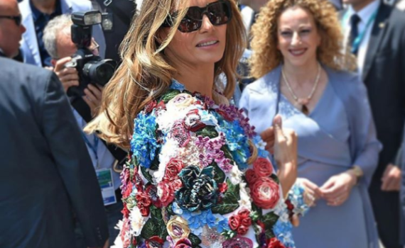 לא בגלל היופי: העולם סוער בגלל המעיל של מלניה