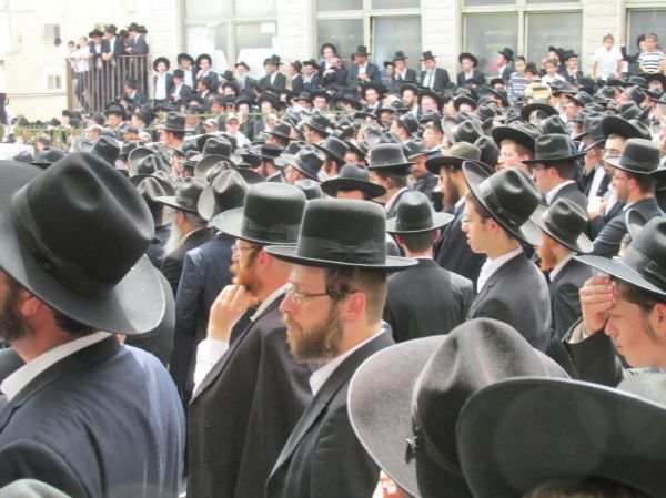 אלפים בהלווית הרב יעקב בורנשטיין בבני ברק