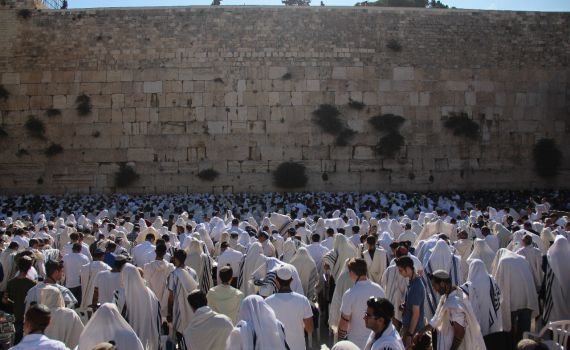 צפו: אלפים בתפילת הישיבות הסרוגות בכותל