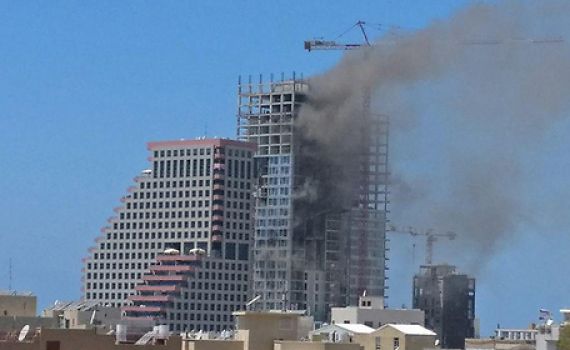 שריפה בבניין בטיילת בת"א – חשד ללכודים