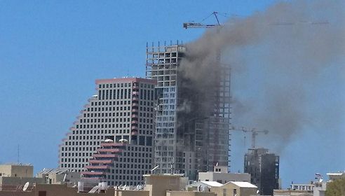 שריפה בבניין בטיילת בת"א – חשד ללכודים