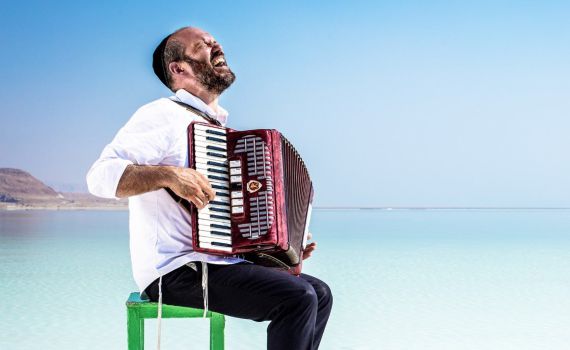 בשעה טובה: יונתן רזאל משיק את אלבומו השלישי