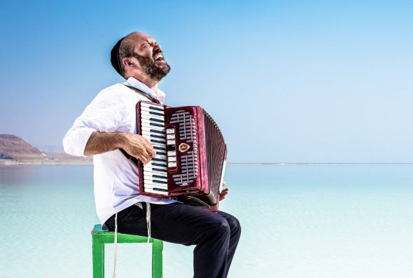 בשעה טובה: יונתן רזאל משיק את אלבומו השלישי