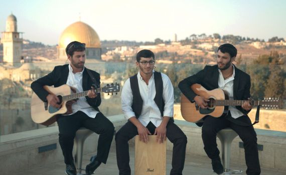 צפו: האחים החרדים ששרים על מאיר בנאי ז"ל