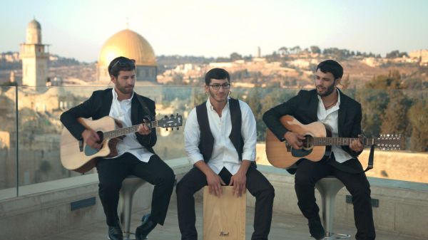 צפו: האחים החרדים ששרים על מאיר בנאי ז"ל