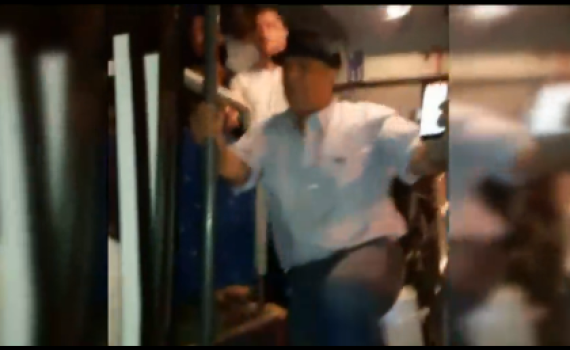 צפו: ניסו לעלות לאוטובוס וחטפו בעיטות מהנהג