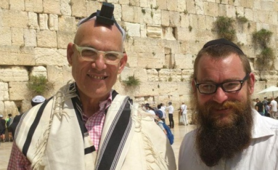 העיתונאי שקרא לא להניח תפילין, הניח תפילין בכותל