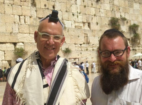 העיתונאי שקרא לא להניח תפילין, הניח תפילין בכותל