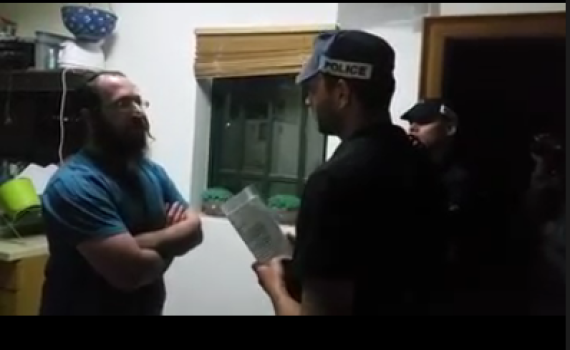 צפו: תושב יצהר נזרק מביתו ב-4:00 לפנות בוקר