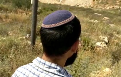 צפו: תושב איתמר משחזר את הלינץ' ממנו ניצל