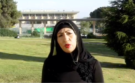 צפו: מוסלמית מסכנת את נפשה ומשבחת את ישראל