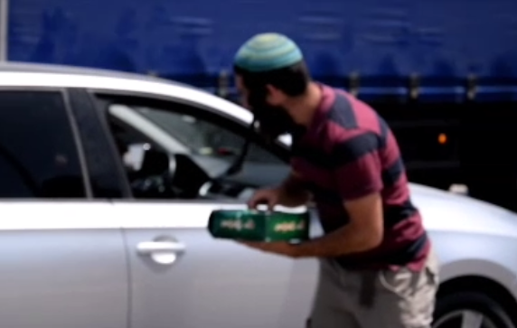 צפו: חלוקת 'טורטיות' במקום נסיון הלינץ'