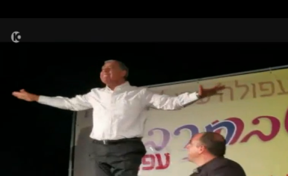 'תצביעו לי': צפו: ח"כ מיקי לוי עומד על כסא וצועק