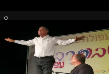 'תצביעו לי': צפו: ח"כ מיקי לוי עומד על כסא וצועק