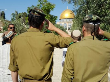 זו עצמאות? חיילים הצדיעו בהר הבית והורחקו