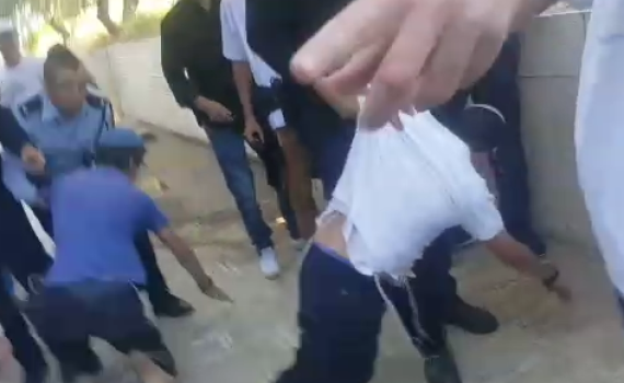 עימותים בין שוטרים לנערים שהשתחוו בהר הבית. צפו