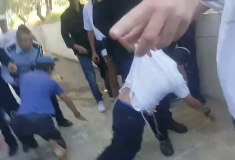 עימותים בין שוטרים לנערים שהשתחוו בהר הבית. צפו