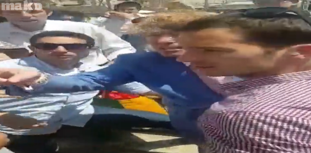 צפו: המליונר חילק כסף בכותל, ההמונים התנפלו