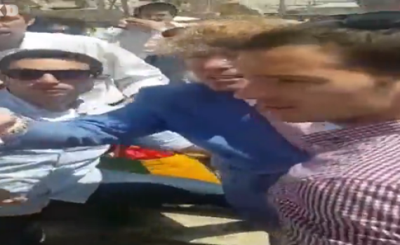 צפו: המליונר חילק כסף בכותל, ההמונים התנפלו