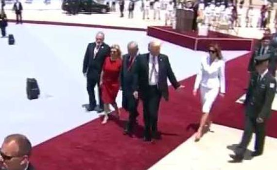 טראמפ הושיט יד למלניה, התגובה שלה הפתיעה. צפו