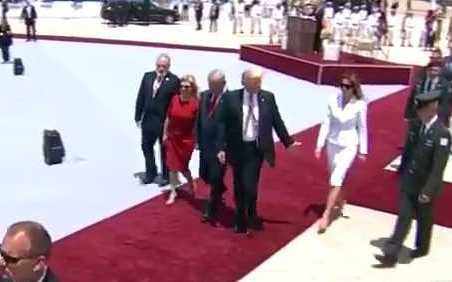 טראמפ הושיט יד למלניה, התגובה שלה הפתיעה. צפו