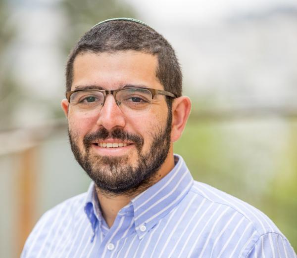 עומדים מבחוץ: קשה לנו להתחבר ליום הזיכרון