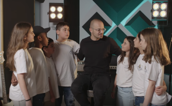 צפו: אברהם טל ויתומי צה"ל בביצוע מצמרר