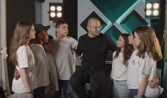 צפו: אברהם טל ויתומי צה"ל בביצוע מצמרר