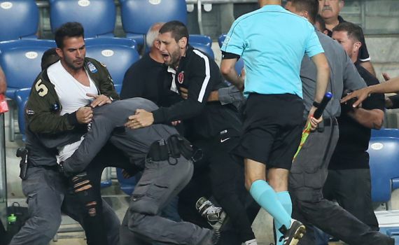 בסיום המשחק: שוטרים היכו את שחקני הפועל ת"א