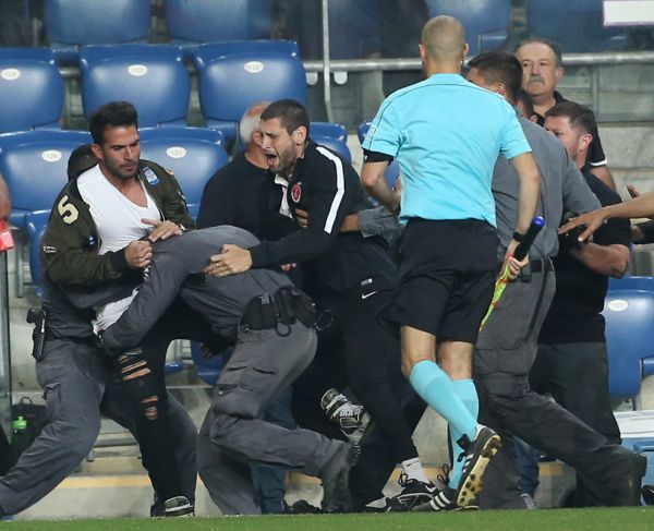 בסיום המשחק: שוטרים היכו את שחקני הפועל ת"א