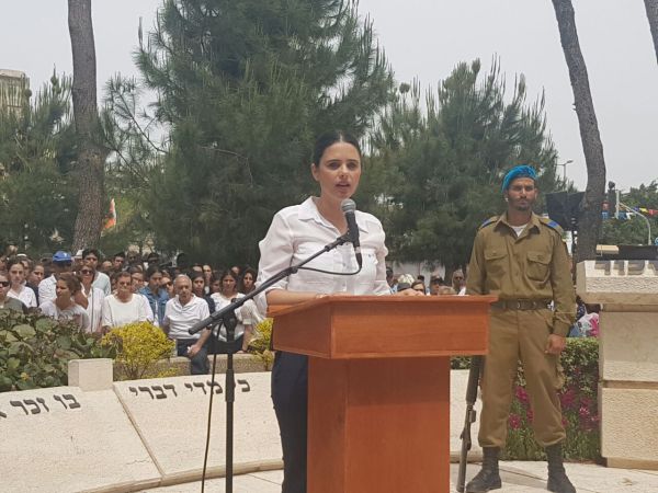 "לאה ושמחה גולדין היקרים, נחזיר את הדר הביתה"