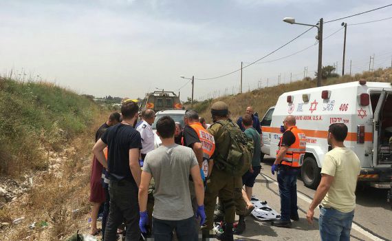 זוועה: עפה מרכב נוסע, נחבטה באבנים ונהרגה