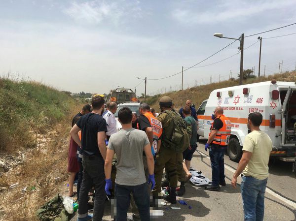 זוועה: עפה מרכב נוסע, נחבטה באבנים ונהרגה