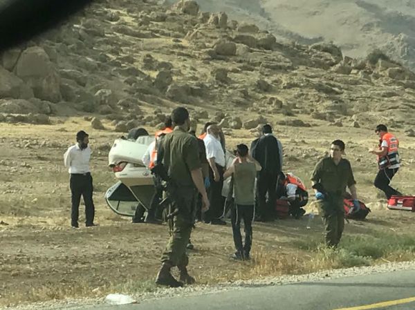 תיעוד • בחזור ממירון: הרכב התהפך- האב וילדיו ניצלו