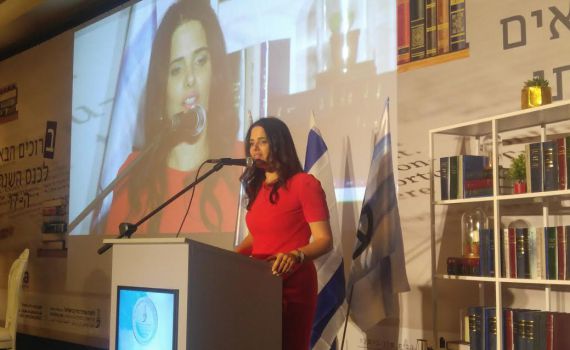 שקד תוקפת: "פוליטיקה במסווה של ניטרליות"