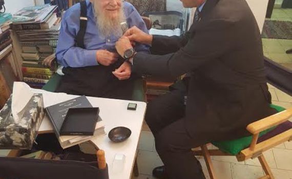 תיעוד מרגש: ברקת הפתיע את הרב שזכה בפרס. צפו