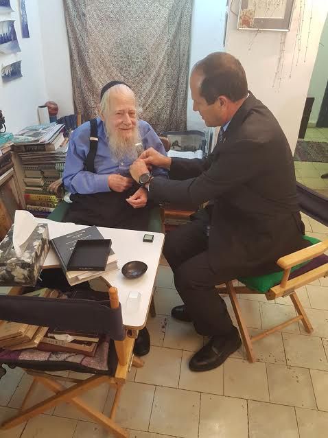 תיעוד מרגש: ברקת הפתיע את הרב שזכה בפרס. צפו