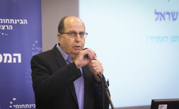 אחרי יאיר לפיד: יעלון נפגש עם אהוד ברק