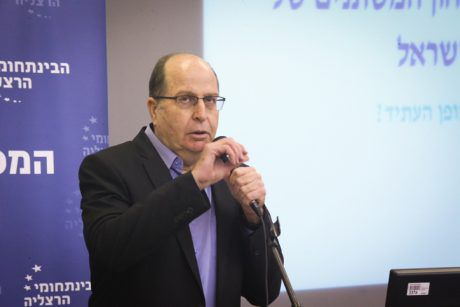 אחרי יאיר לפיד: יעלון נפגש עם אהוד ברק