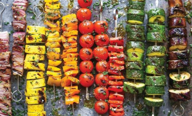  לצד המדורה: מתכון לשיפודי ירקות במרינדה גאונית