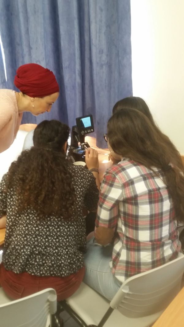 תלמידי התיכון באו להתנסות בלימודי מדעים בהרצוג