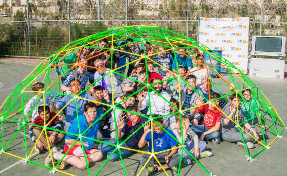 לא רק בכיתה: לומדים מתמטיקה עם הידיים